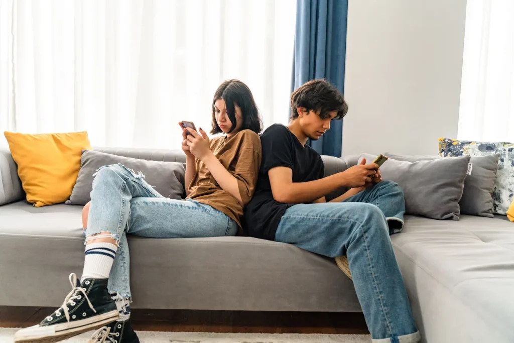 ado accro aux écrans, cyberdépendance, addiction aux écrans