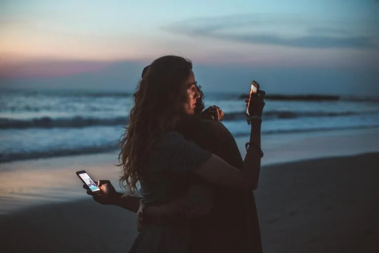 phubbing, regarder son téléphone, accro au téléphone, addict au téléphone, ignorer son partenaire,