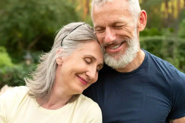 couple heureux, couple à la retraite, bien vivre le passage à la retraite, nouvelle phase de vie