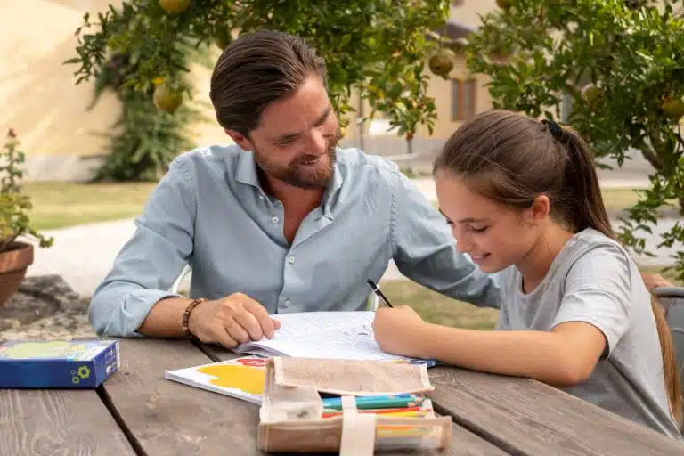 pere et fille, pere aidant sa fille à faire ses devoirs, parentalité, éducation posivite, 7 phrases magiques à dire à ses enfants